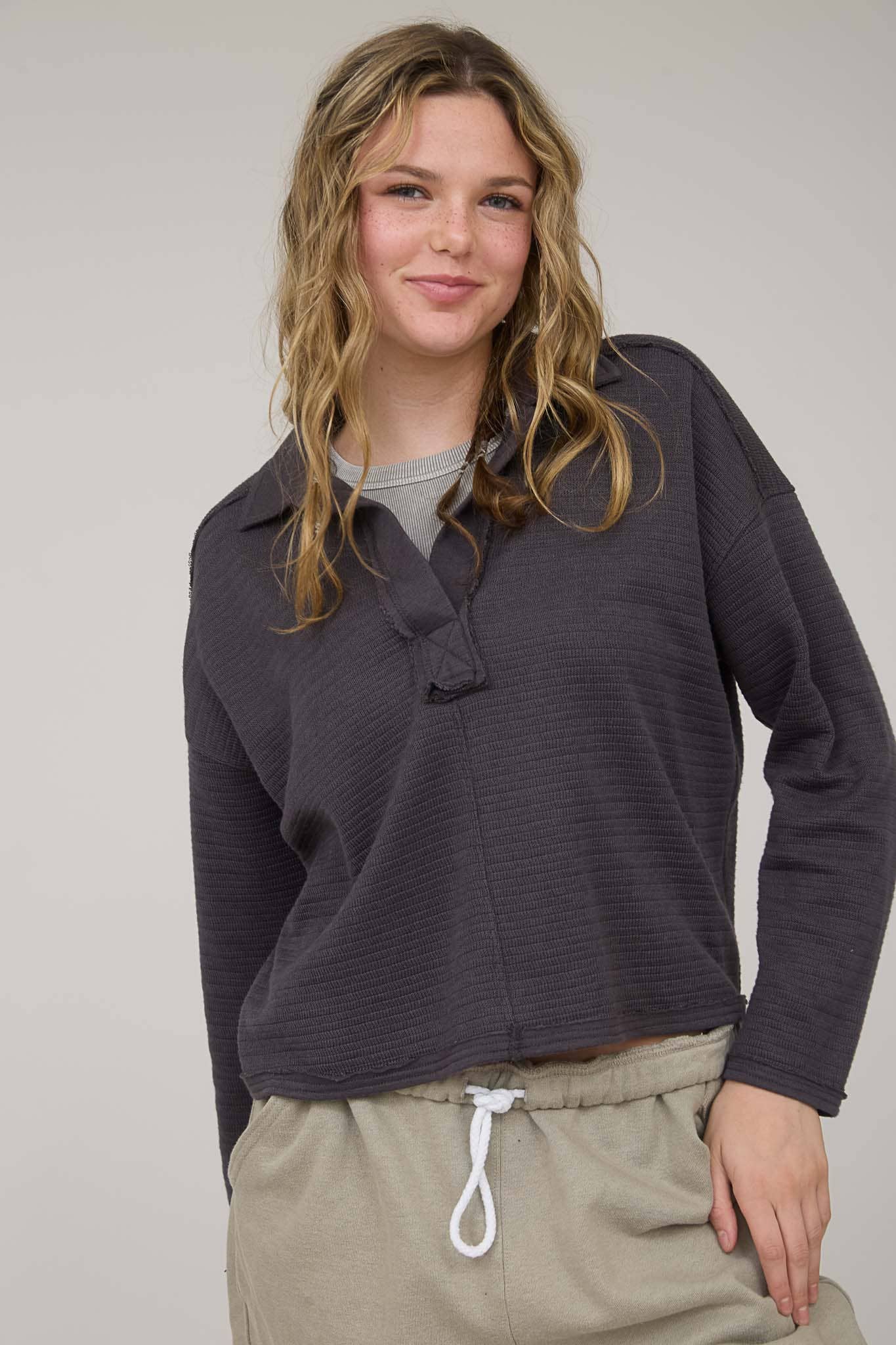 EXPOSED SEAM LONG SLEEVE TEXTURED KNIT POLO: OXBLOOD